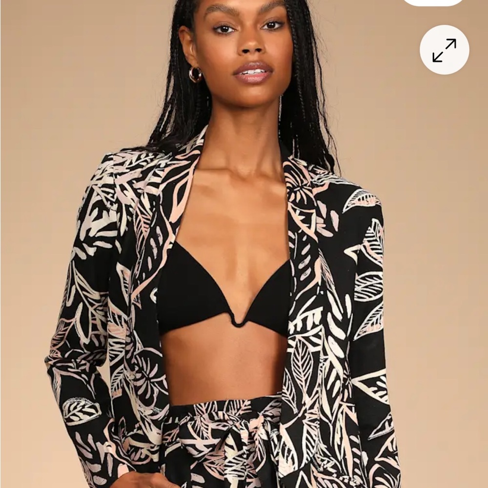 Lulu’s tropical print blazer